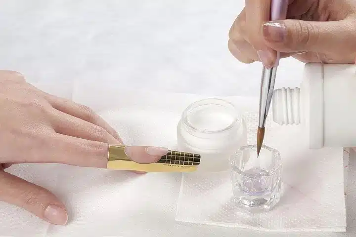 پاک کردن لاک از روی ناخن اکریلیک