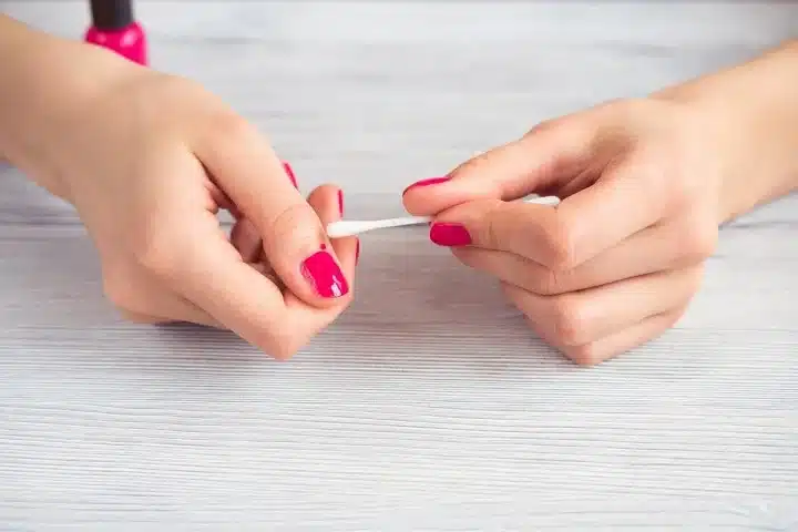 لاک: پاک کردن لاک از اطراف ناخن