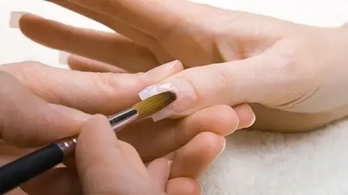 عوارض کاشت ناخن با ژل: کاشت ناخن توسط تکنسین