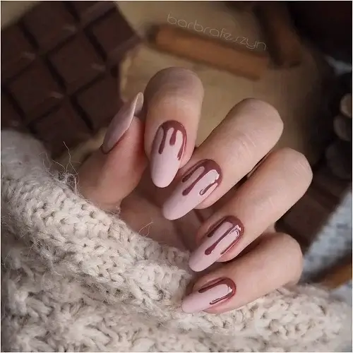 طرح ناخن شیک صورتی: طرح ناخن شکلاتی