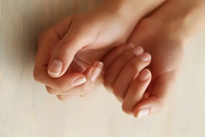 عوارض کاشت ناخن