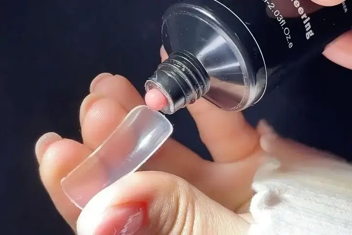 انواع کاشت ناخن : کاشت ناخن با قالب